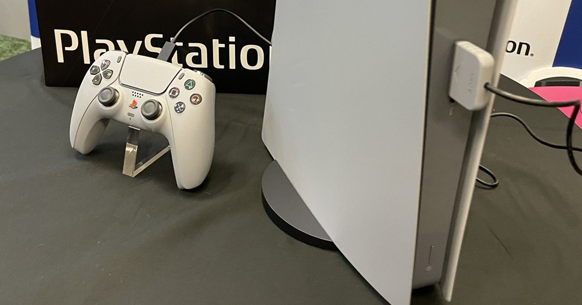PS1-Themed PS5 Controller Gifted to Jim Ryan at Farewell Party