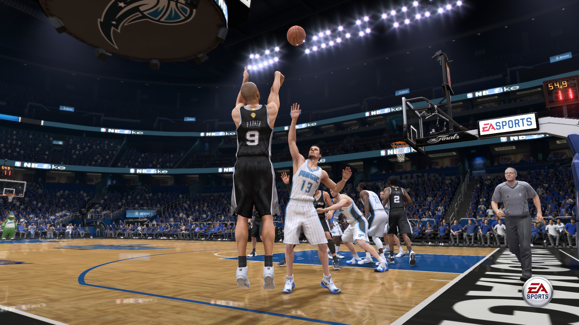 NBA LIVE 15 Parker for three