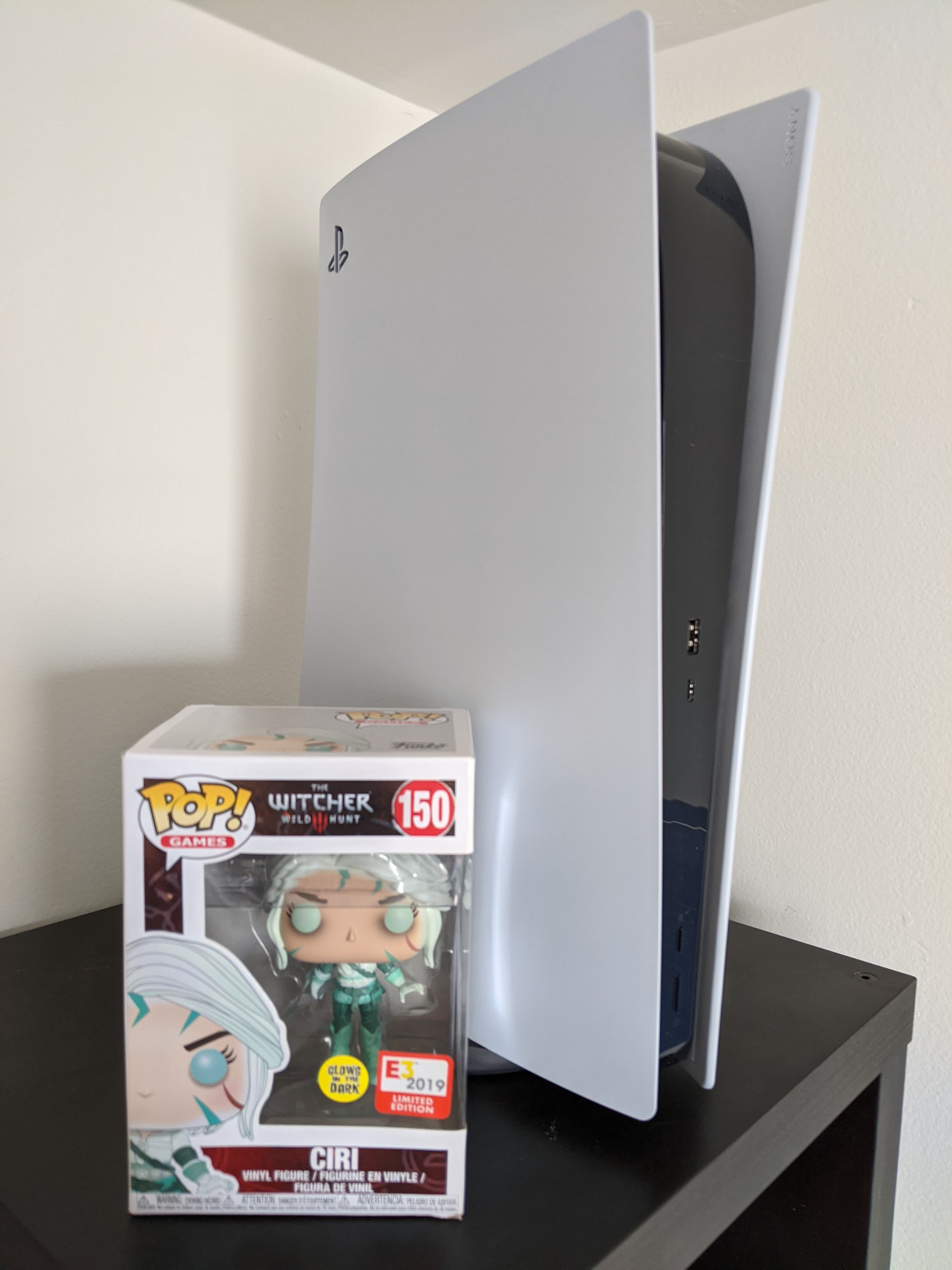 PS5 Next to a E3 2019 Limited Edition Ciri Funko POP!